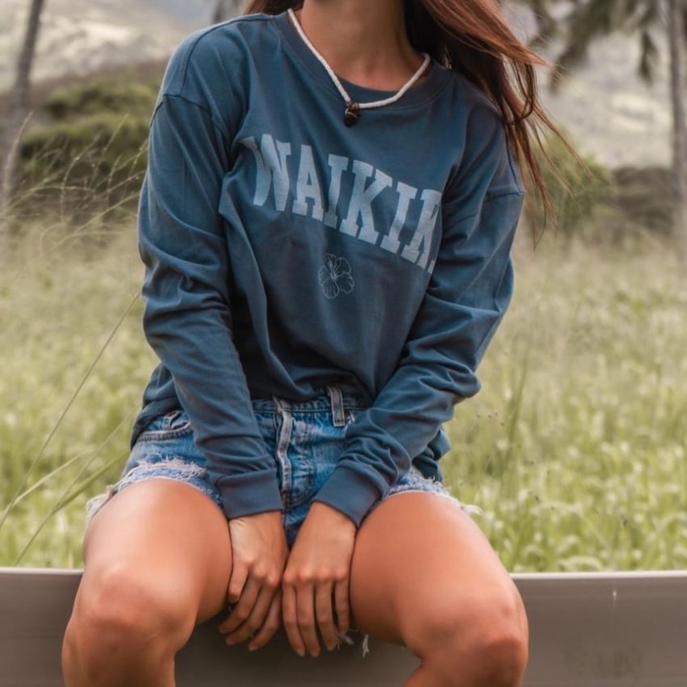 DESTINATION LONG SLEEVE TEE WAIKIKI BY BEACHLY COOL & LAID BACK SIZE SMALL NWT